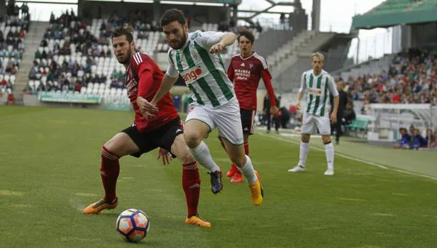 Javi Galán supera a Carlos Moreno en un momento del Córdoba CF-Mirandés en El Arcángel