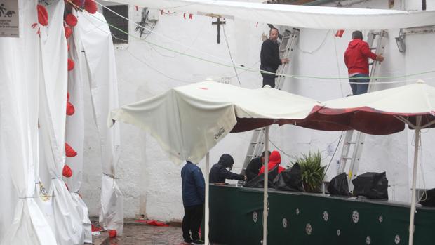 Varias personas trabajan en la Cruz de la Paz, del Bailío, el viernes tras la lluvia caída