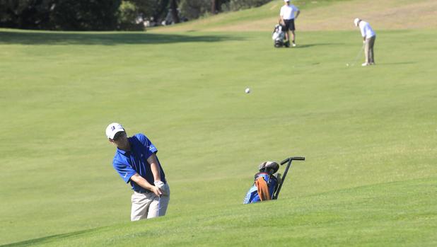 Un golfista golpea la bola en la última edición de la Copa Albolafia