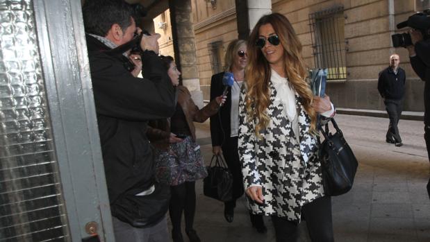 Juana Martín, entrando en los juzgados de Sevilla en abril de 2014