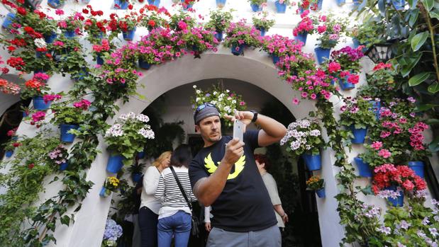 Un joven fotografía un patio en la última edición del concurso