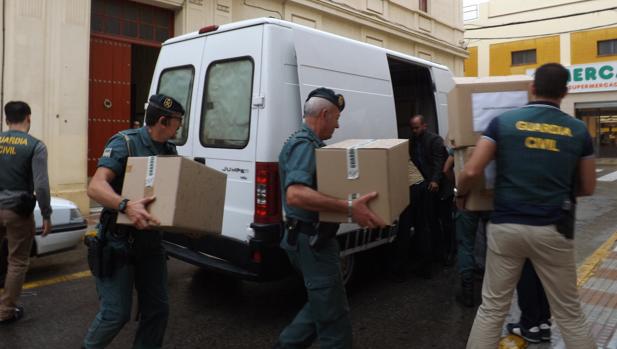 Agentes de la Guardia Civil, en el registro al Ayuntamiento de Peñarroya