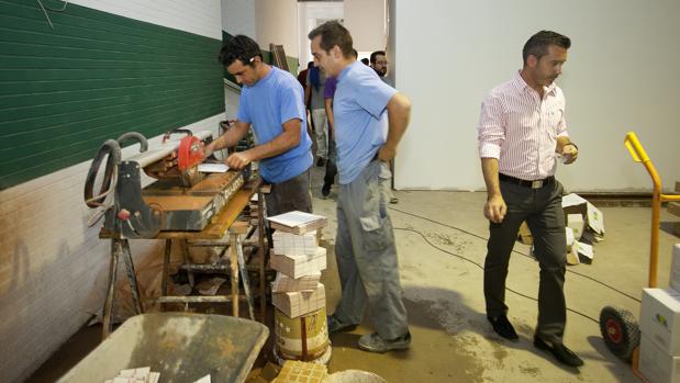 Sergio García, a la derecha, supervisa obras en El Arcángel