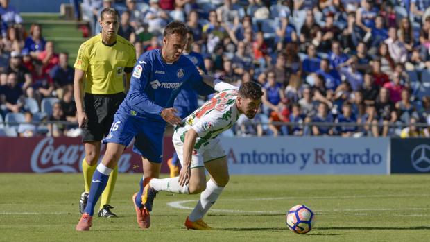 Javi Galán supera a Cala en un momento del Getafe-Córdoba CF de este domingo