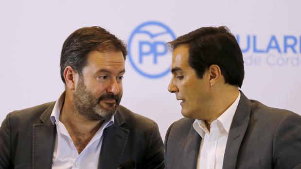 Adolfo Molina junto a José Antonio Nieto, al que releva al frente del PP de Córdoba