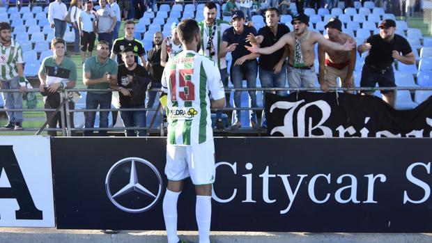 Deivid, central del Córdoba CF, habla con los aficionados del conjunto blanquiverde