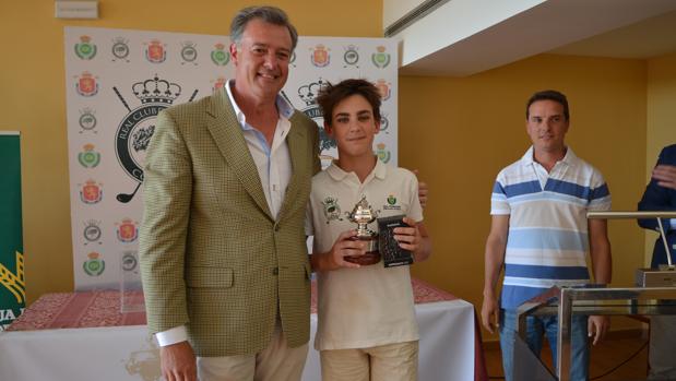 El presidente del Real Club de Campo de Córdoba, Santiago Echevarría, con Josema Ortiz