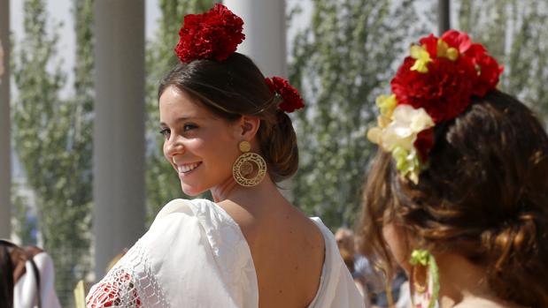 Dos jóvenes vestidas de flamencas como las que se verán en la Feria de Córdoba 2017