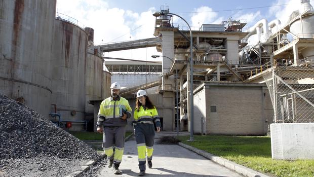 Dos trabajadores de Cosmos en la planta de la cementera