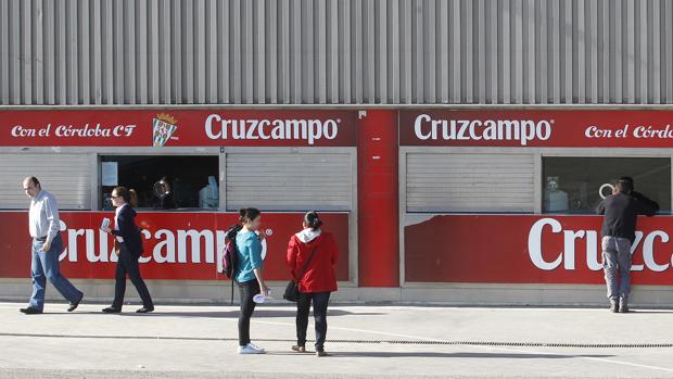 Seguidores retiran entradas en las taquillas del estadio El Arcángel