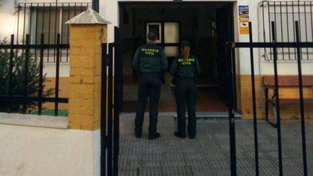 Dos agentes de la Guardia Civil en Isla Cristina