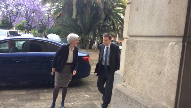 Manuel Moix y María José Segarra a su llegada a la Audiencia