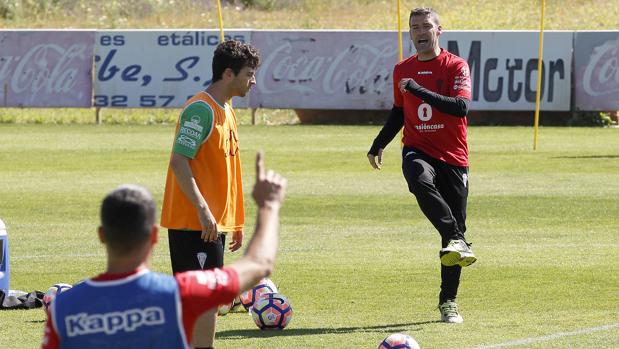 El entrenador del Córdoba, Luis Carrión, golpea el balón