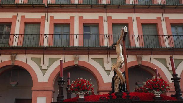 Así fue el paso del Cristo de la Caridad de Córdoba por la Plaza de la Corredera