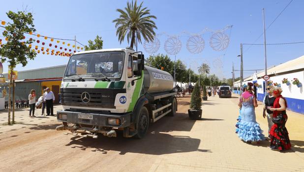 Un camión de Sadeco acondiciona el albero durante la pasada Feria