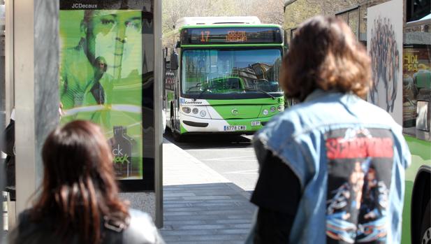 Heridos cinco ocupantes de un autobús tras un frenazo