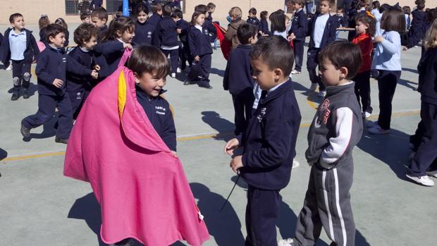 Niños en una actividad relacionada con la promoción de la tauromaquia