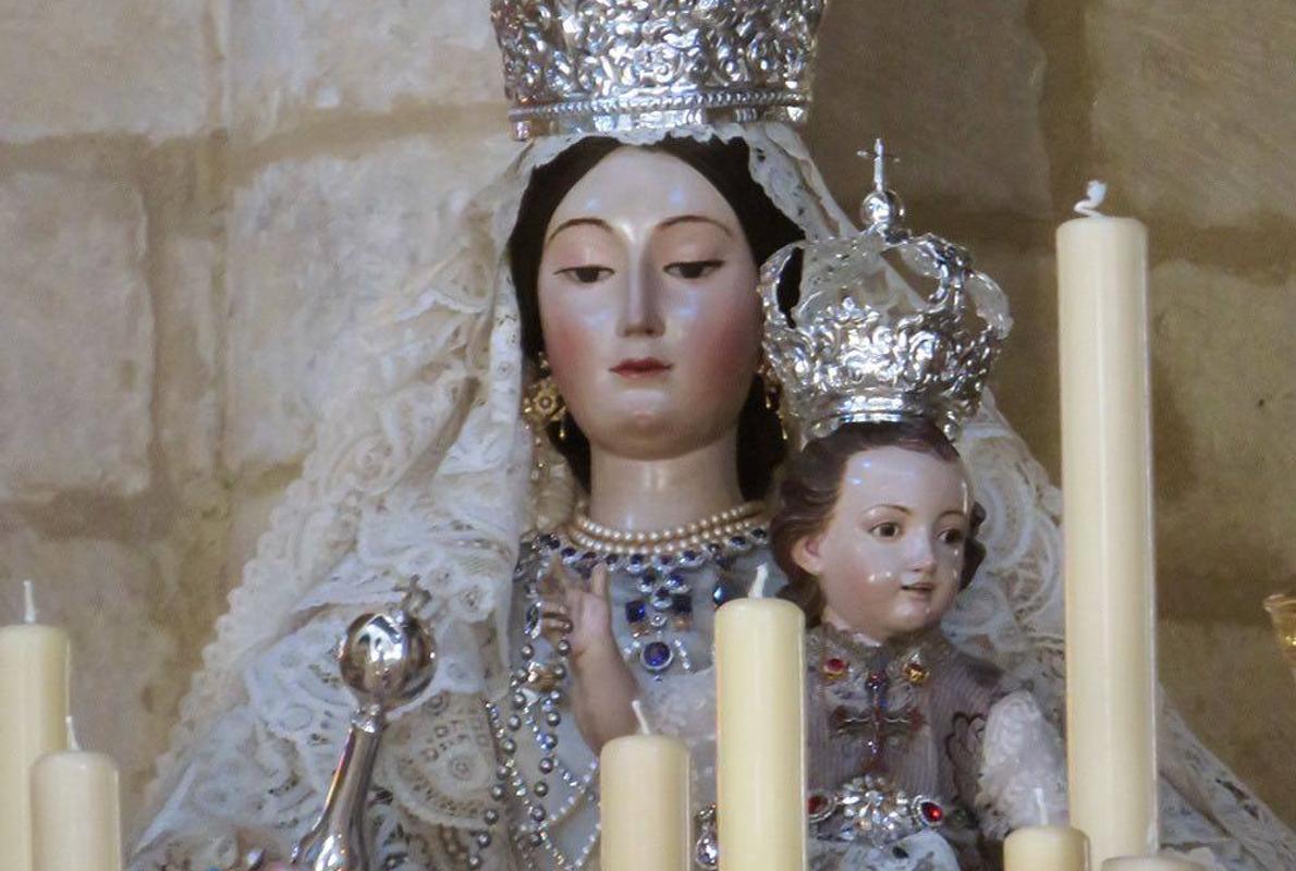 La Virgen de los Remedios, preparada para su procesión