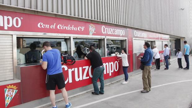 La afición del Córdoba, en la taquillas del estadio