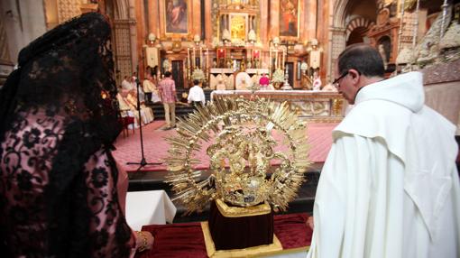 Los padrinos portan la corona