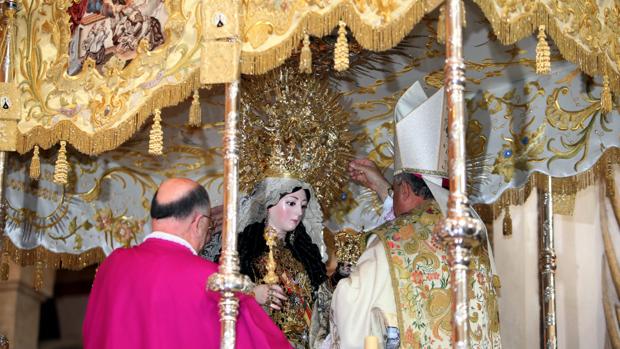 Momento en el que el obispo corona a la Virgen del Carmen