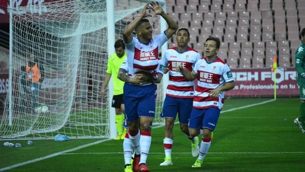 El colombiano Luis Suárez celebra el primer gol del Granada B ante el Córdoba B