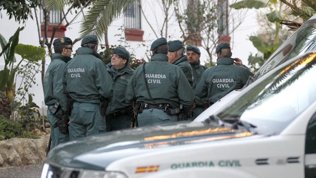 Agentes de la Guardia Civil en una actuación en Córdoba
