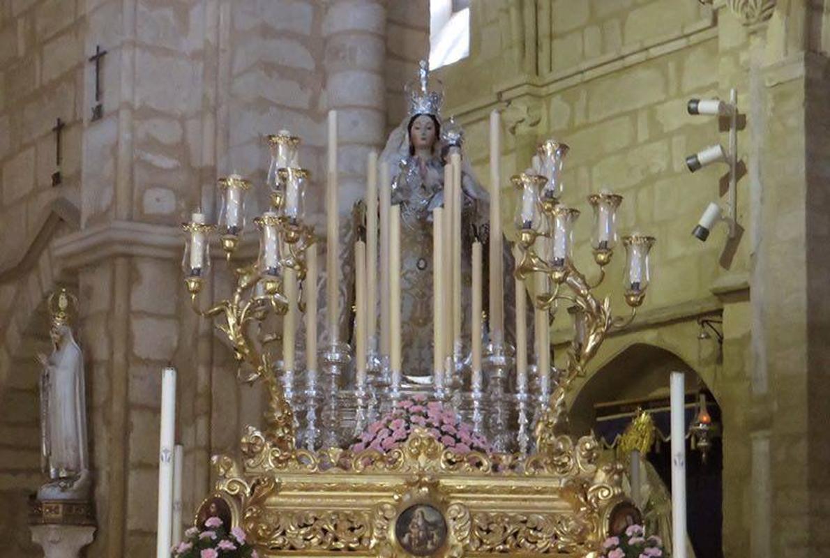 La Virgen de los Remedios, preparada para su salida procesional