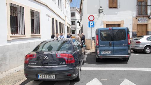 Coches dirigiéndose a la calle Yerbabuena