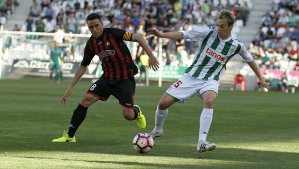 Javi Lara pelea con Folch en el Córdoba CF-Reus de este sábado en El Arcángel