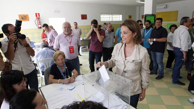 La alcaldesa Isabel Ambrosio durante las elecciones en su colegio electoral de Cruz de Juárez