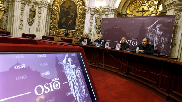 El Obispo de Córdoba presentando el programa sobre el obispo Osio