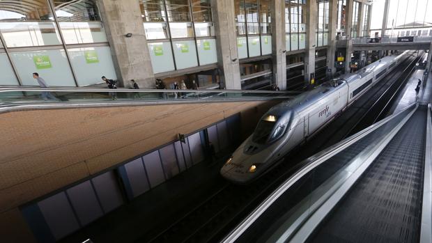 Un AVE a la llegada a la estación de tren de Córdoba