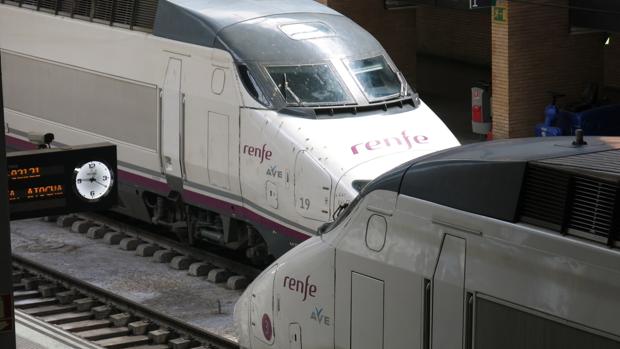 Trenes AVE en la estación sevillana de Santa Justa