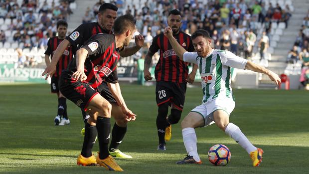 Javi Galán se prepara para realizar un centro ante el Reus