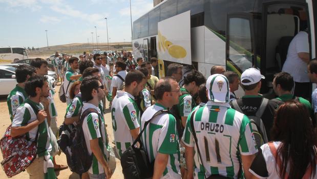 La afición del Córdoba CF sube al autocar para un desplazamiento