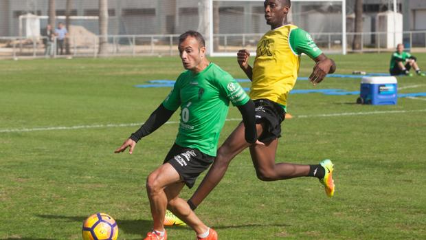 Juli conduce el balón ante Bijimine en el campo pequeño de la Ciudad Deportiva