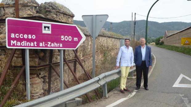 Andrés Lorite junto a Juan Miguel Moreno Calderón en la carretera de acceso al yacimiento