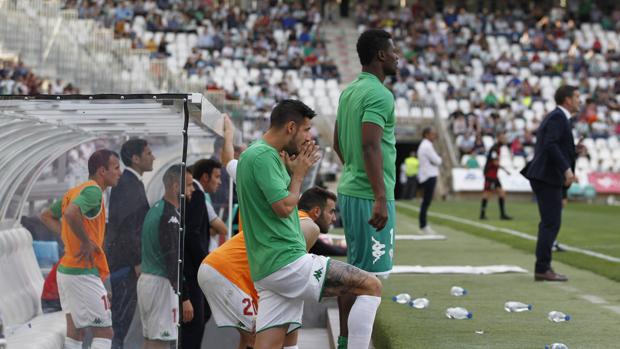 Imagen del banquillo en el tramo final del partido ante el Reus