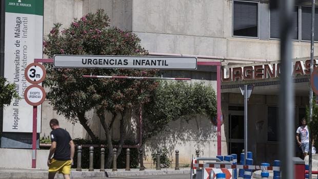 La niña que se cayó del balcón se encuentra ingresada en el Materno Infantil de Málaga