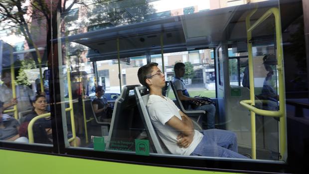 Viajeros en un autobús de Aucorsa