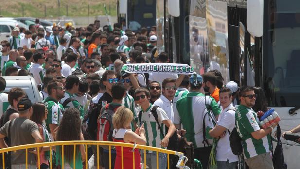 Aficionados del Córdoba CF antes de un viaje en autocar