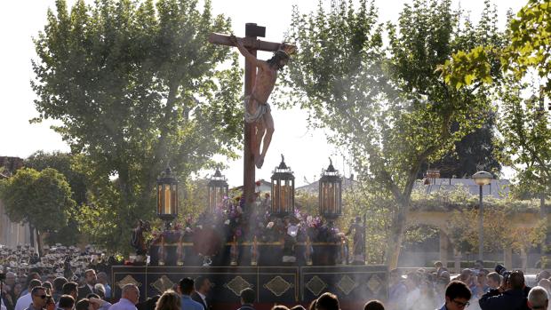 Así fue la entrada del Cristo de la Oración y Caridad de Córdoba