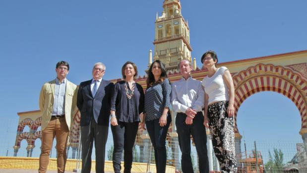 La alcaldesa junto a los delegados con responsabilidades en la Feria, frente a la portada