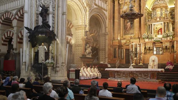 El obispo, durante su homilía en la Catedral