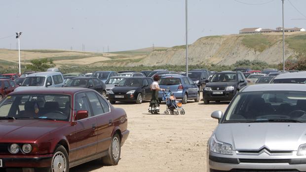 Vehículos aparcados en el parking de la Feria de Córdoba