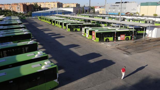 Autobuses de Aucorsa en las cocheras de la empresa