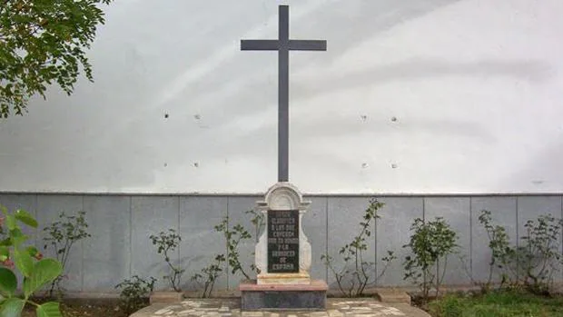 Cruz de los Caídos de Dos Torres, junto a la iglesia de la Asunción