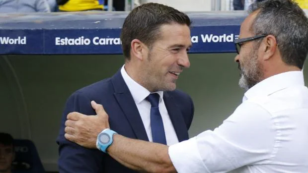Luis Carrión saluda a Álvaro Cervera antes de empezar el partido