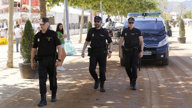 Agentes de la Policía Nacional patrullan en Arenal durante la Feria